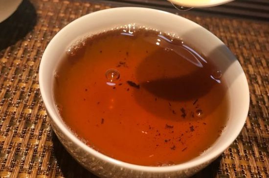 大紅袍第一泡要倒掉嗎，洗茶水需倒掉但第一泡出湯