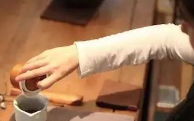 三才蓋碗的正確拿法，三才蓋碗抓碗法圖解