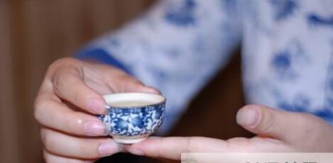 女士喝茶的手勢(shì)，女人正確喝茶手勢(shì)姿勢(shì)圖