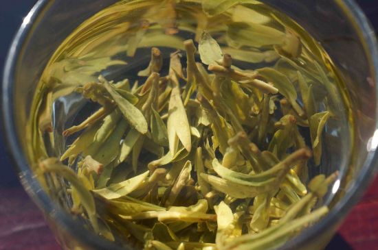 安吉白茶冷藏好還是冷凍好？這個需要根據(jù)存放時間來選擇