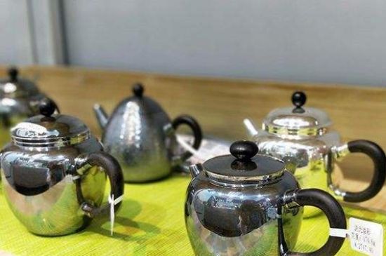 銀壺燒水后水里有黑色的東西，為什么銀壺里有黑點