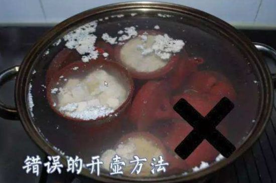 開壺放豆腐是錯(cuò)誤的，新買的紫砂壺正確開壺建議