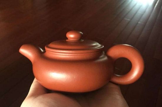 朱泥<a href=http://m.silkroadstores.com/chaju/zisha/ target=_blank class=infotextkey>紫砂壺如何開壺</a>，朱泥壺日常泡茶養(yǎng)護(hù)