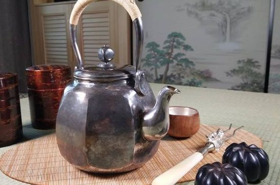 銀壺燒水后水里有黑色的東西，為什么銀壺里有黑點