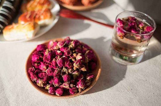 玫瑰花茶的功效與作用，堅(jiān)持喝一個(gè)月玫瑰花茶會(huì)怎樣？