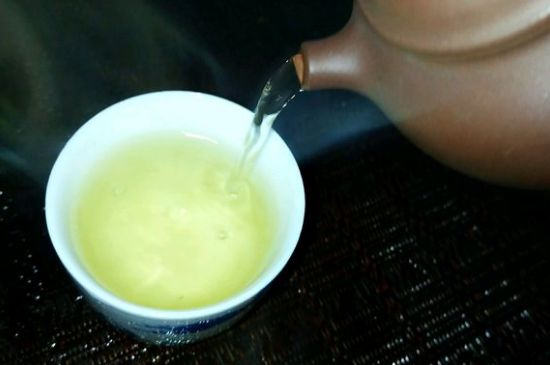 一天什么時(shí)候喝黑茶最好，喝黑茶一天最佳時(shí)間和季節(jié)
