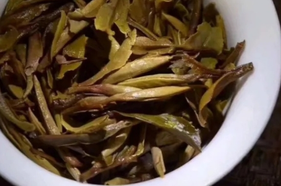 老白茶上火還是去火？夏季喝煮的老白茶會(huì)容易上火！