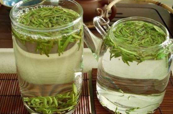 竹葉青和雀舌哪個貴，竹葉<a href=http://m.silkroadstores.com/fenlei/wulongcha/ target=_blank class=infotextkey>青茶</a>貴嗎？