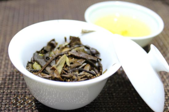 怎么撬老白茶茶餅不容易碎，福鼎白茶如何撬茶方法