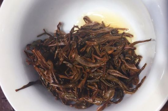 女人喝紅茶好還是喝普洱茶好，普洱茶和紅茶哪個適合女人喝