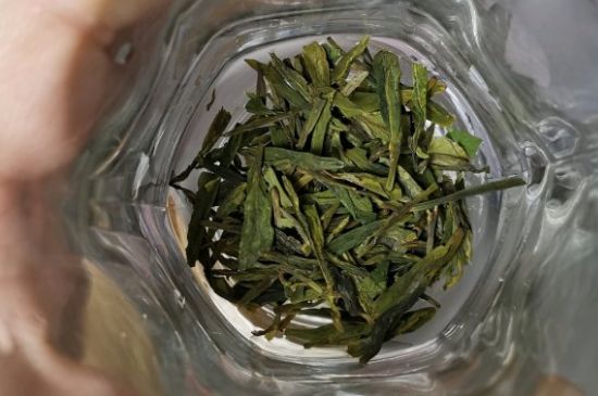 龍井茶放二年了能喝嗎，過(guò)期龍井茶的妙用！