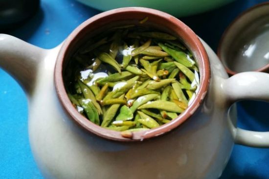 龍井茶放二年了能喝嗎，過(guò)期龍井茶的妙用！