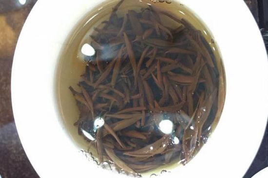 女人喝金駿眉的好處和壞處，女性喝金駿眉可減肥養(yǎng)顏