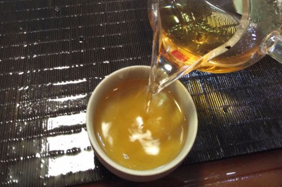 女人喝金駿眉的好處和壞處，女性喝金駿眉可減肥養(yǎng)顏