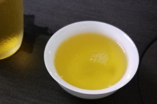 女人喝金駿眉的好處和壞處，女性喝金駿眉可減肥養(yǎng)顏