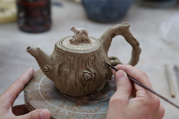 仿木外皮紫砂壺，創(chuàng)意木樁手工雕刻紫砂壺